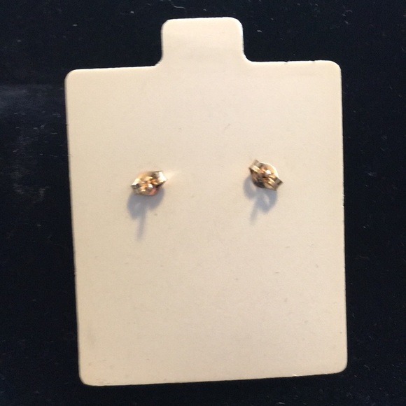14kt gold stud earings in square shape - Picture 3 of 3